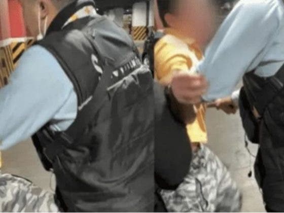 ¡Hay vídeo! Guardias golpean a niño que vendía dulces en una plaza en Edomex