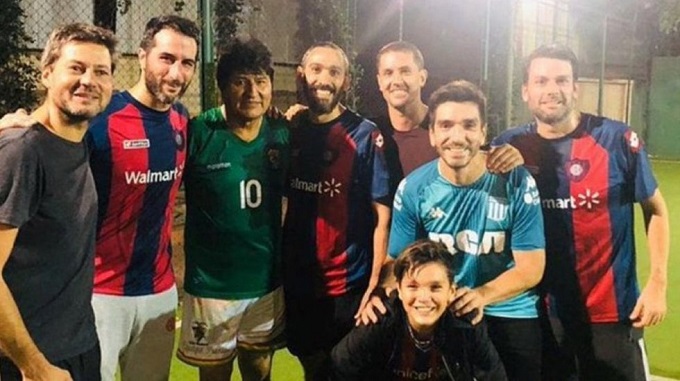 Evo Morales juega fútbol con ministro de Deportes argentino