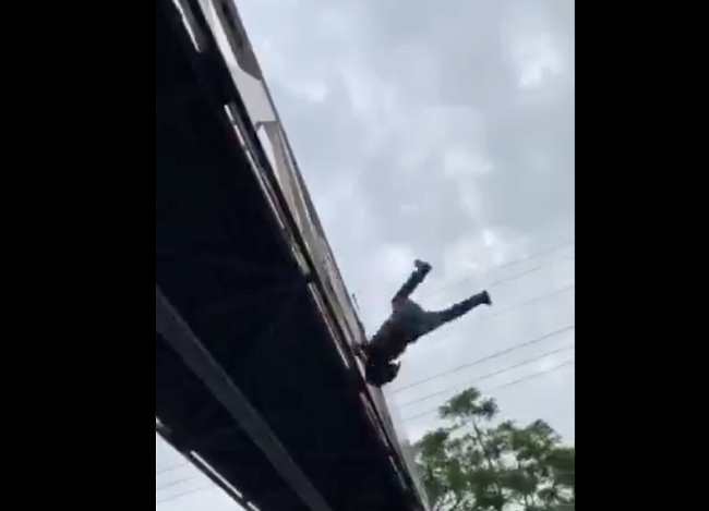 Captan el momento en el que un joven se lanza de un puente en NL