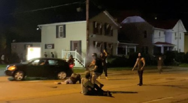 Arrestan a menor por tiroteo durante protestas en Wisconsin: es acusado de homicidio