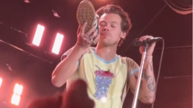 (VÍDEO) “Es asqueroso”, dijo Harry Styles tras beber de su zapato en concierto