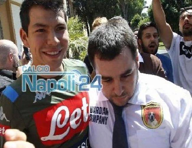 Aprueba 'Chucky' Lozano exámenes médicos en Nápoles