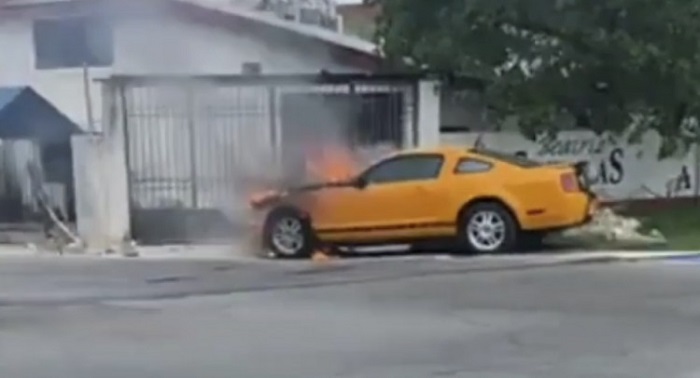 Mérida: Mustang se incendia y registra pérdida total