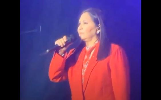 (VÍDEO) Abuchean a Ana Gabriel por anunciar su retiro tras 50 años de carrera