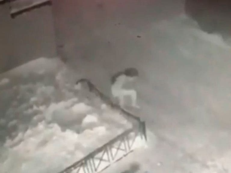 VIDEO: Niña cae de un cuarto piso y la nieve la salva de morir