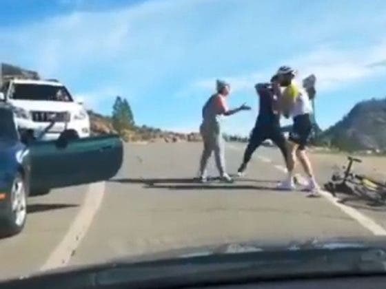 (VÍDEO) Captan brutal agresión a un ciclista por sujeto fuera de sí