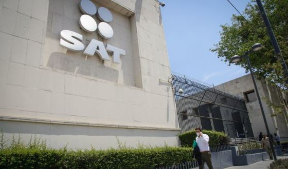 SAT denunció a 13 servidores públicos por delincuencia organizada