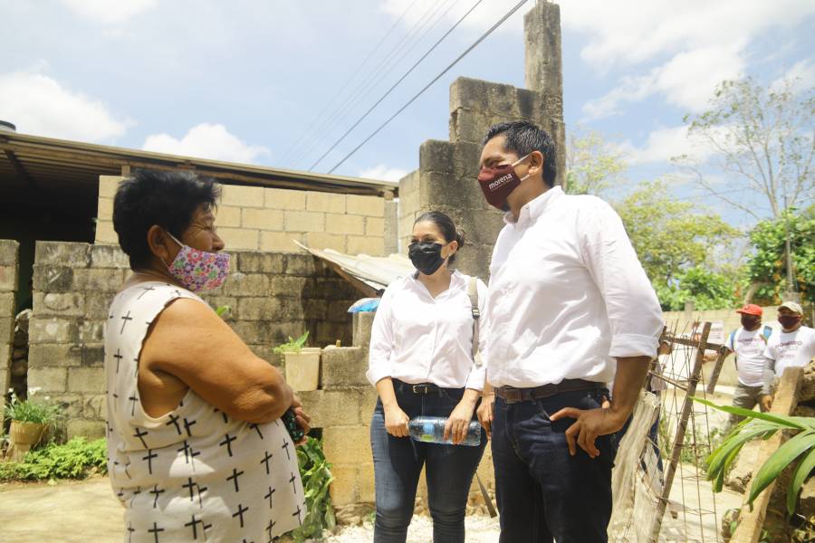 El candidato de Morena recorre colonias de Valladolid.