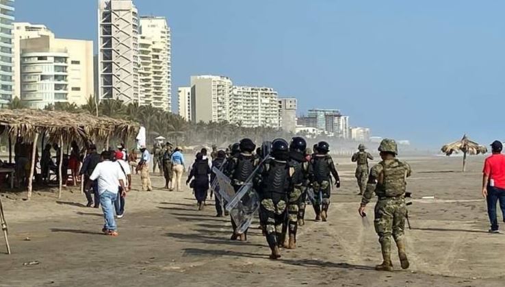 Marinos desalojan a turistas de playas de Acapulco