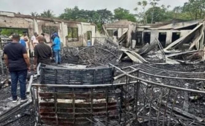 Colegiala provocó incendio matando a 19 estudiantes ¡Por un celular!