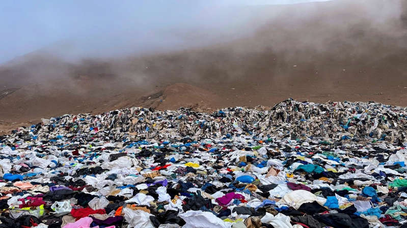 Chile: Desierto de Atacama se convirtió en basurero de la moda tóxica