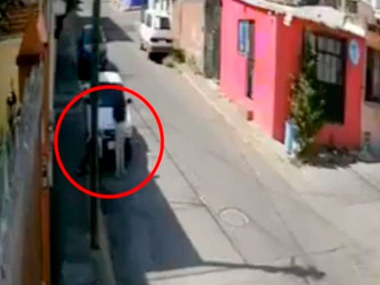 VIDEO: Captan a pareja robando un taxi estacionado