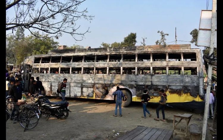 20 muertos, 21 heridos al incendiarse un autobús en la India