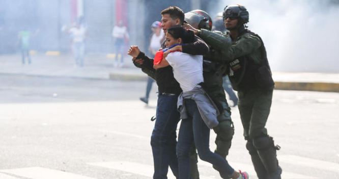 (VÍDEO) Militares gasean a venezolanos que protestan por resultados electorales