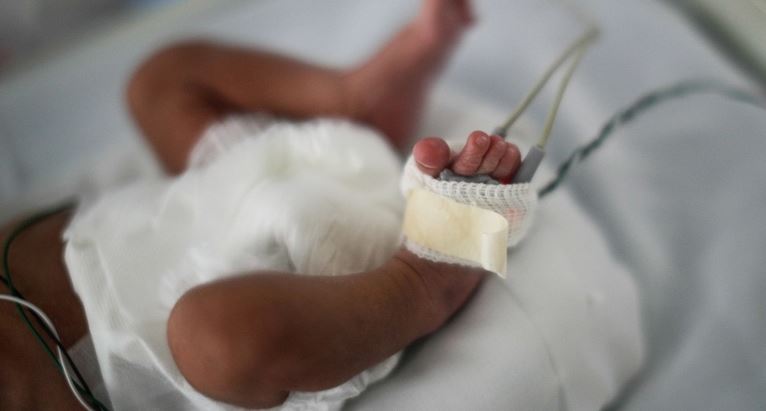 Embarazada se vacuna contra covid-19 y su bebé nace con anticuerpos