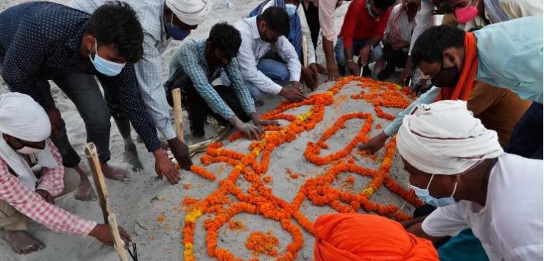 Aparecen más cuerpos a orillas de río en la India, muertos por Covid presuntamente