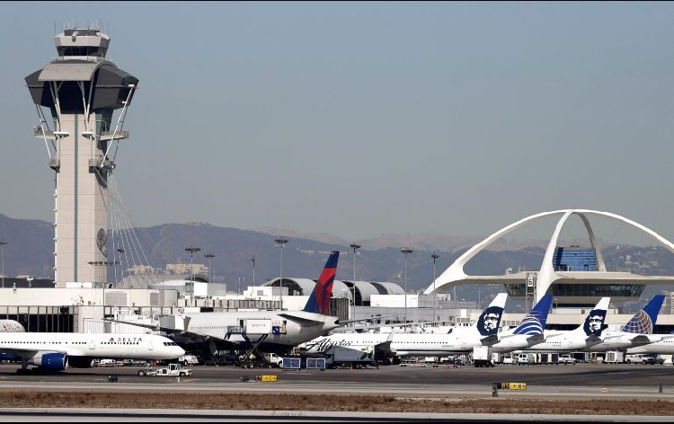 Boeing con 360 personas aterriza de emergencia en Los Angeles