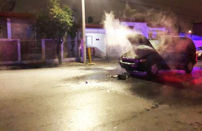 Mérida: Baja a comprar en Periférico y se incendia su camioneta "de la nada"