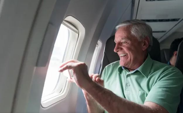 ¿Hasta que edad podrías subirte a un avión? ¿Hay límite?