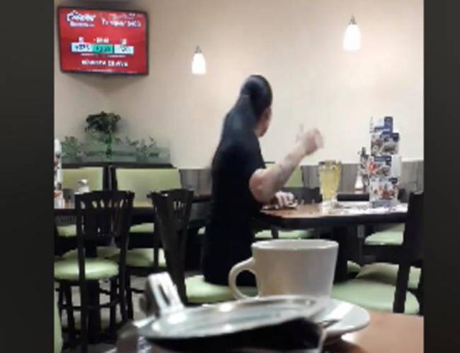 (VIDEO) ¿Melinda Gordon? Mujer pelea con 'hombre invisible' en restaurante