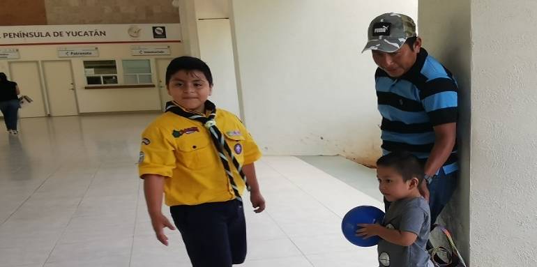 Niño yucateco cumple “misión especial”: llevar alegría a menores enfermos a un hospital