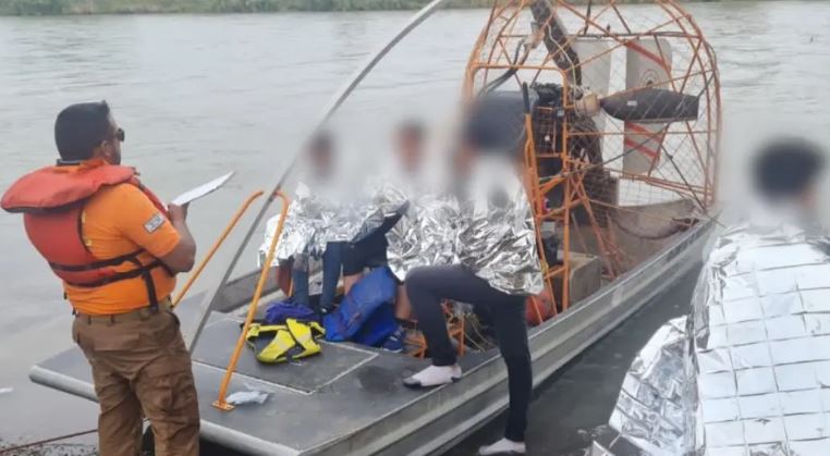 Rescatan a migrante con 9 meses de embarazo y 3 niños en Río Bravo