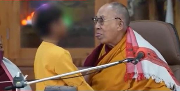 El dalái lama se disculpa luego de pedir a un niño que le "chupe" la lengua