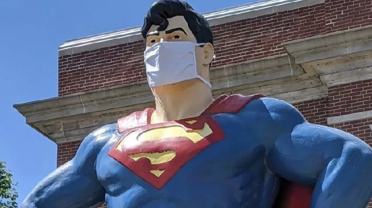 Estatua de Superman con cubrebocas hace homenaje a personal médico