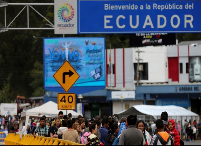 Venezolanos se agolpan en frontera de Ecuador para llegar a Perú