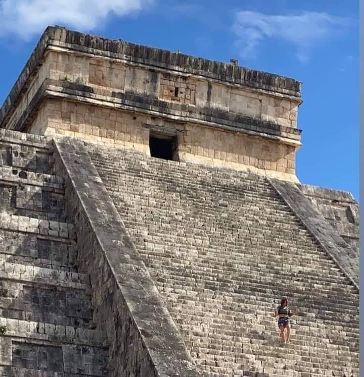 INAH anticipa fuerte sanción para turista que subió a la cúspide de Chichén