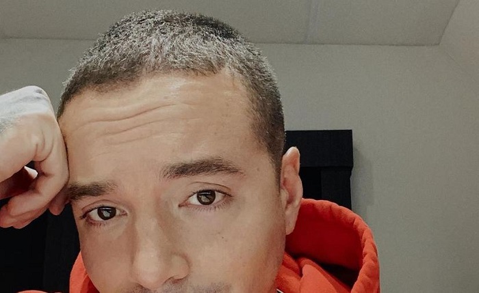 Critican a J Balvin por venta de cubrebocas con imagen de su disco