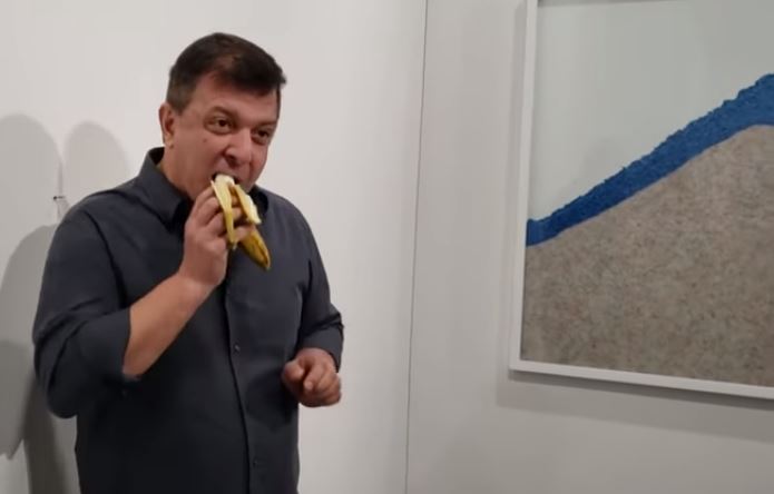 VIDEO: Se come la “obra” de arte de la banana valuada en 120.000 dólares