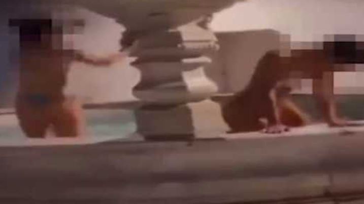 Multan a jóvenes por nadar semidesnudas en una fuente tras estar en 'fiesta covid'