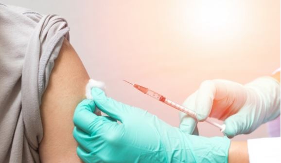OMS: Vacunar a niñas y niños contra covid-19 no es prioridad por ahora