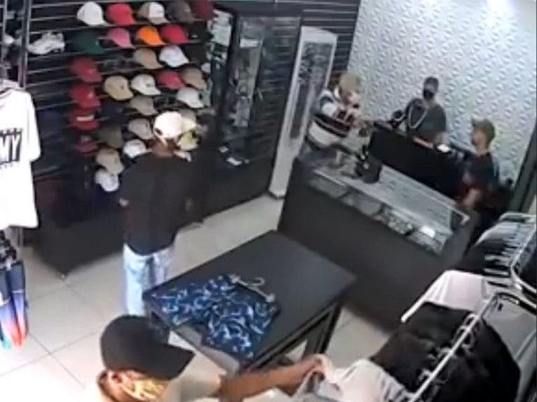 VIDEO: Comerciante se defiende de un asalto y mata a tres hombres