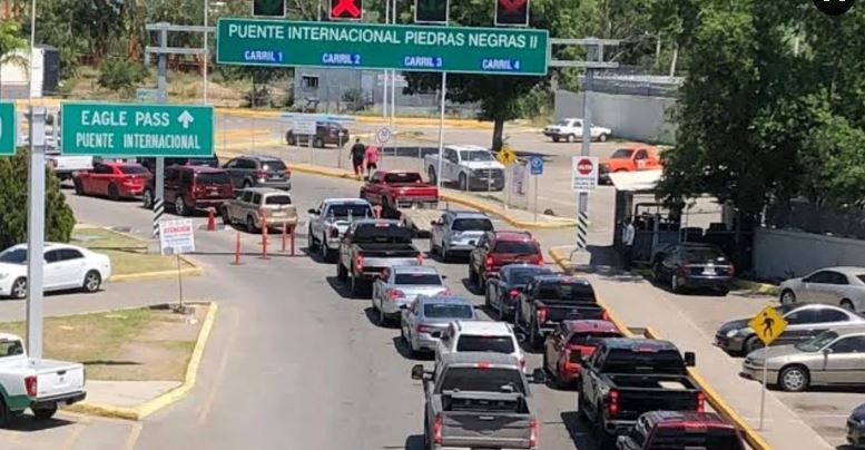 Kilométrica fila en puente internacional de Piedras Negras, en día de la madre