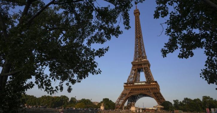 (HAY VÍDEO) Evacúan la Torre Eiffel por amenaza de bomba