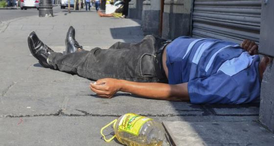 El alcoholismo en México comienza desde los 11 años y en el hogar