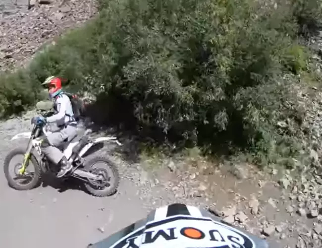 (Video) Motociclista cae de 20 metros y logra sobrevivir