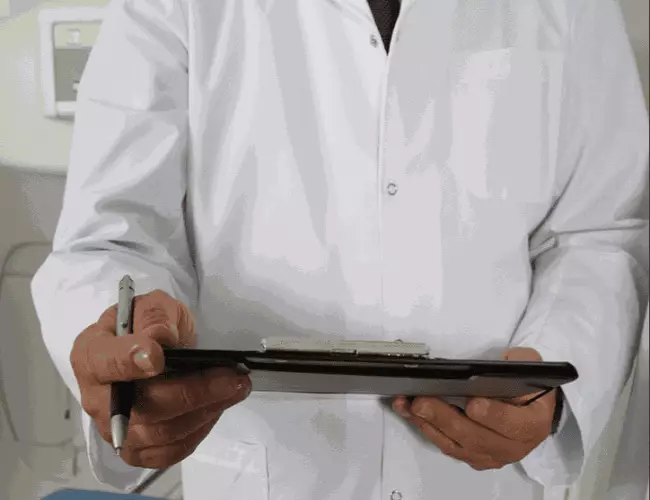 Doctor del IMSS pide examen de próstata a una mujer que tenía cáncer