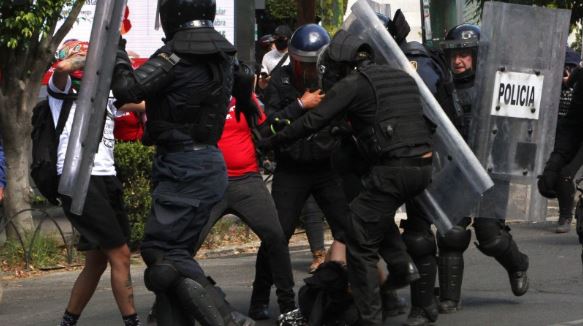 CDMX: Protesta anti-racista termina en disturbios y excesos policíacos