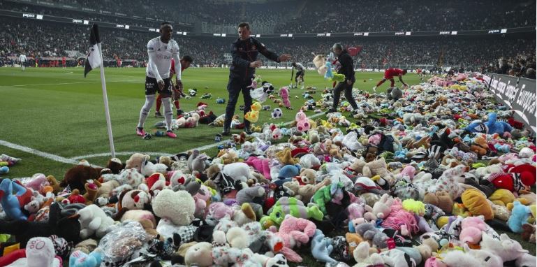 Aficionados lanzan peluches en memoria de niños afectados por sismos de Turquía y Siria