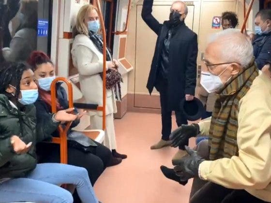 (VÍDEO) ‘Tápese la nariz’, abuelito reclama enérgicamente a una joven en transporte público