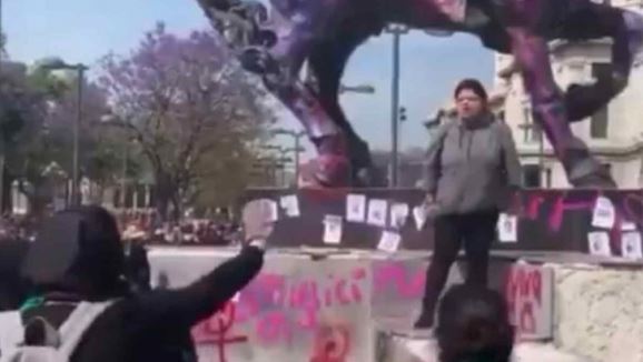 VÍDEO: Mujer enfrenta a encapuchadas que dañan monumento