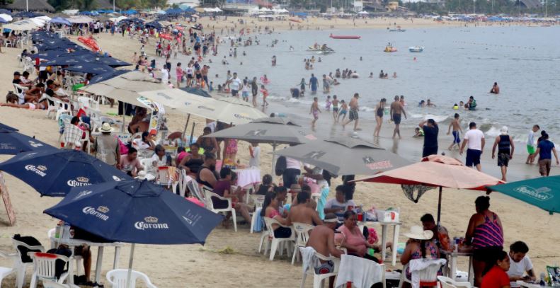 Playas llenas y sin sana distancia: así lució este fin de semana Acapulco