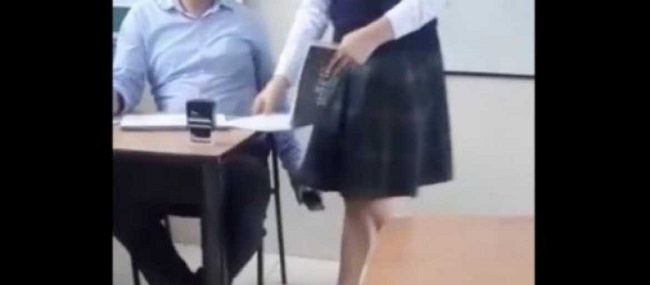 Profesor graba partes íntimas de su alumna con el celular