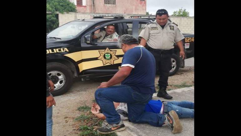 Mérida: Somete a ladrón que robó en su casa, llama a la policía y se lo llevan también