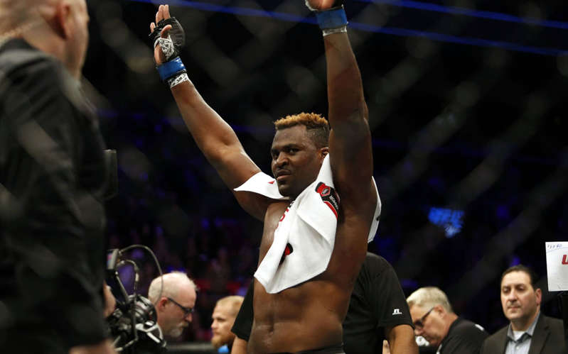 Dan 20 puñetazos a Campeón de la UFC, Francis Ngannou, mientras tomaba café