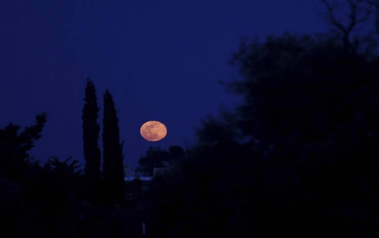 VIDEO: Luna Rosa ilumina el cielo en Viernes Santo