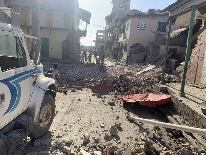 Sismo de 7.2 sacude Haití; causa derrumbes